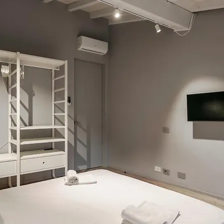 Host4u - Beautiful 56 In Center Piazzale Arnaldo Apartment