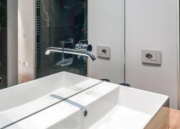 Apartment Host4u - Beautiful 56 In Center Piazzale Arnaldo